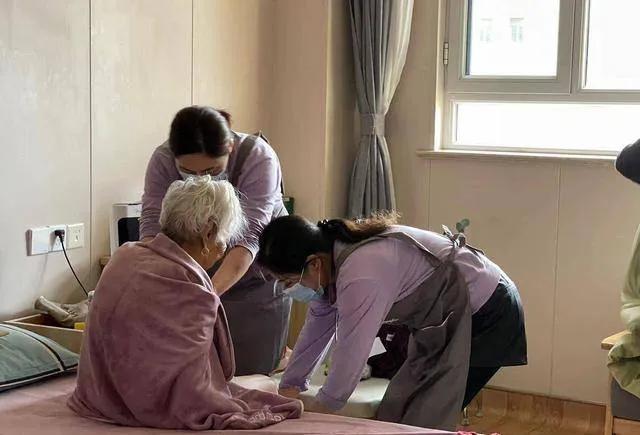 帮老人洗澡多少钱一天,帮老人洗澡这个生意可以做吗