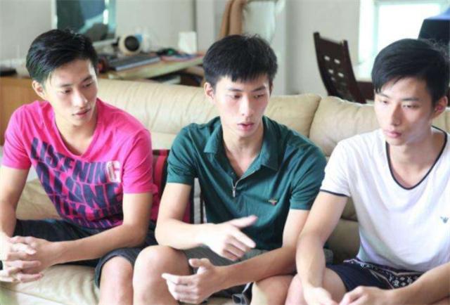 三胞胎兄弟不靠颜值靠实力：原来学舞蹈，现在成了军营男子汉