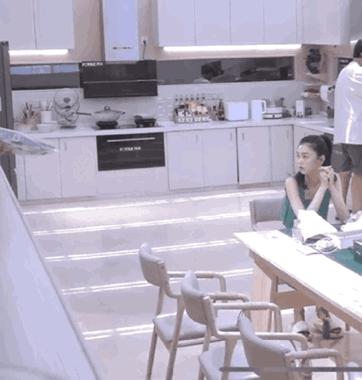 王鹤棣出席活动微博惊艳,王鹤棣一夜爆红的反应