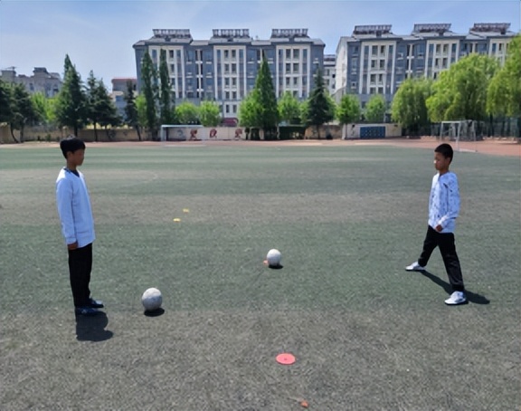 小足球运球和射门教案,小足球左右脚踩球教案