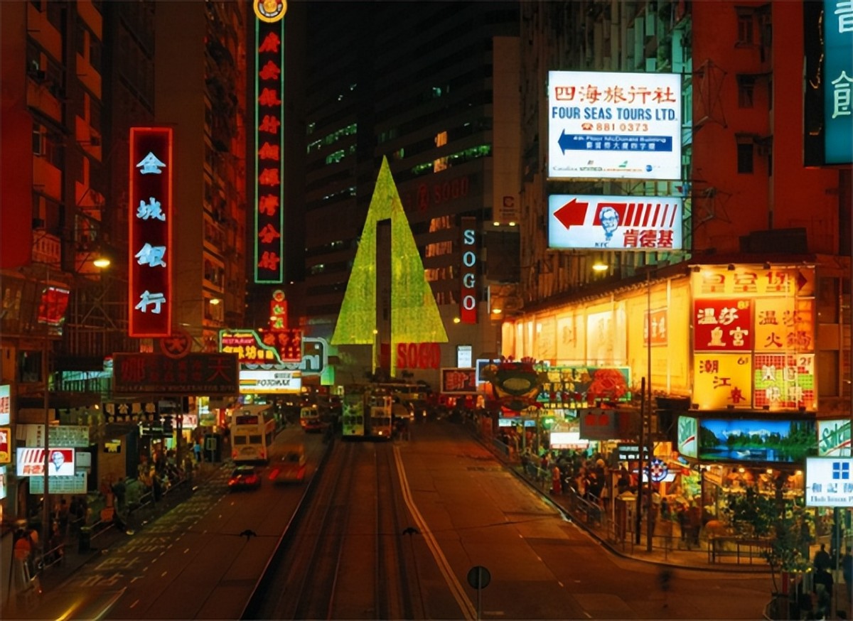 1974年，毛主席指着70岁的*小平邓**说道：香港回归是你们的事情