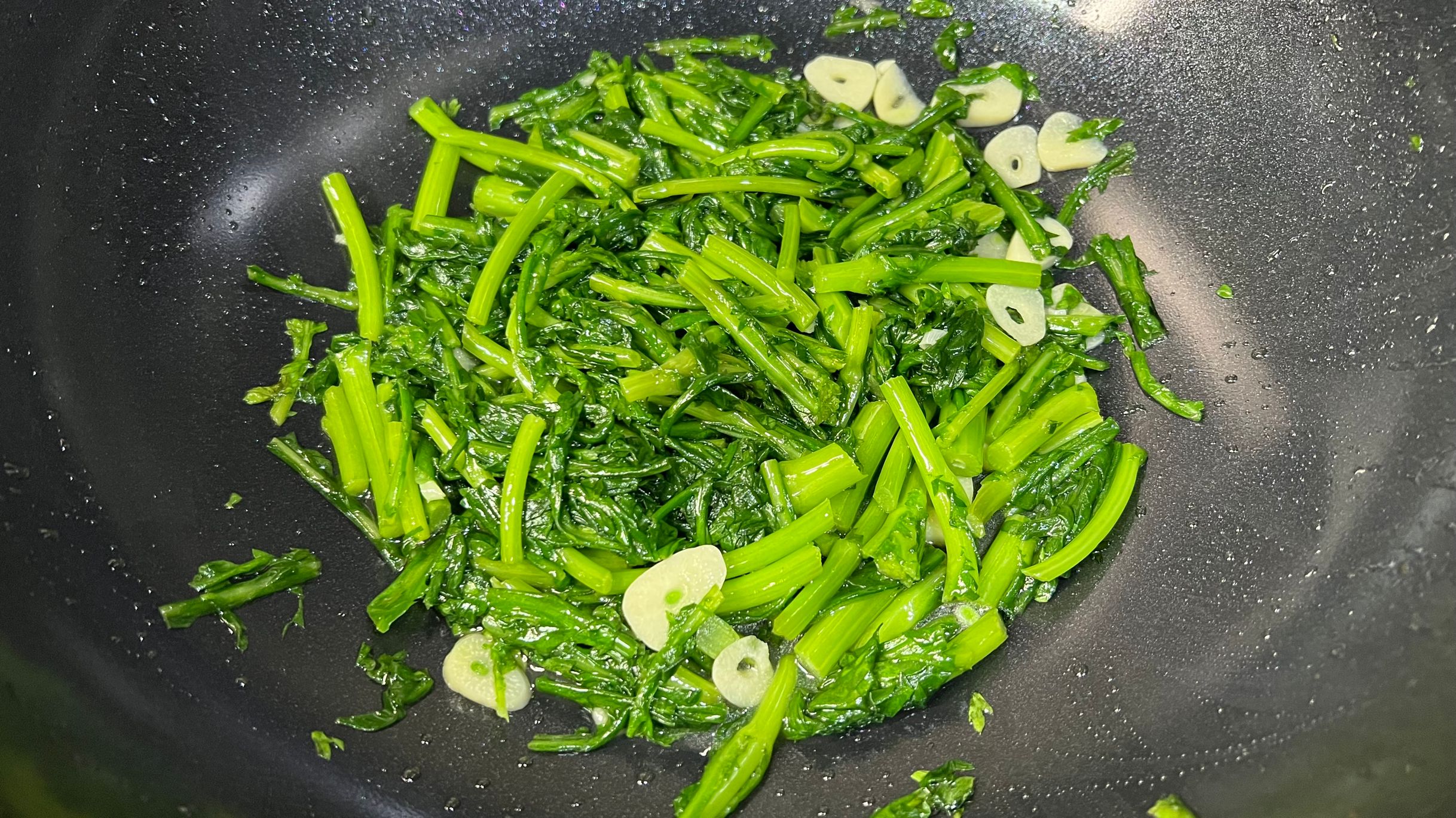 “失眠”最怕这2种菜，便宜又好吃，一周吃2次，天天一觉睡到天亮