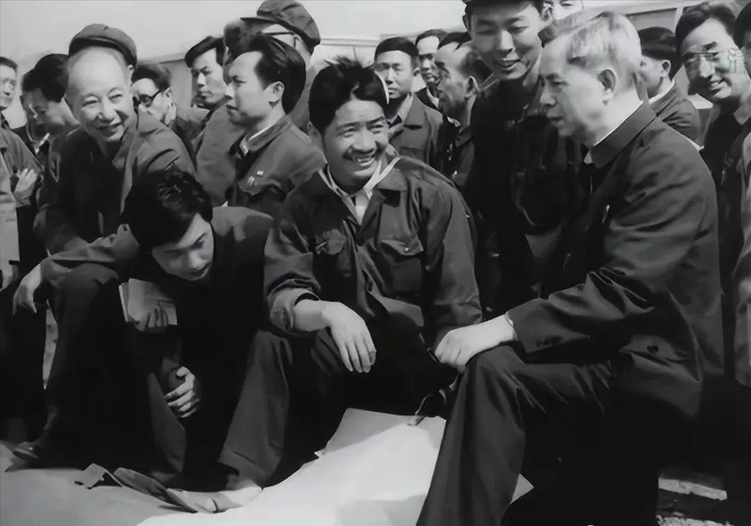 副总理*毅方**，坚持实事求是，正确看待两个凡是，推动高考制度恢复