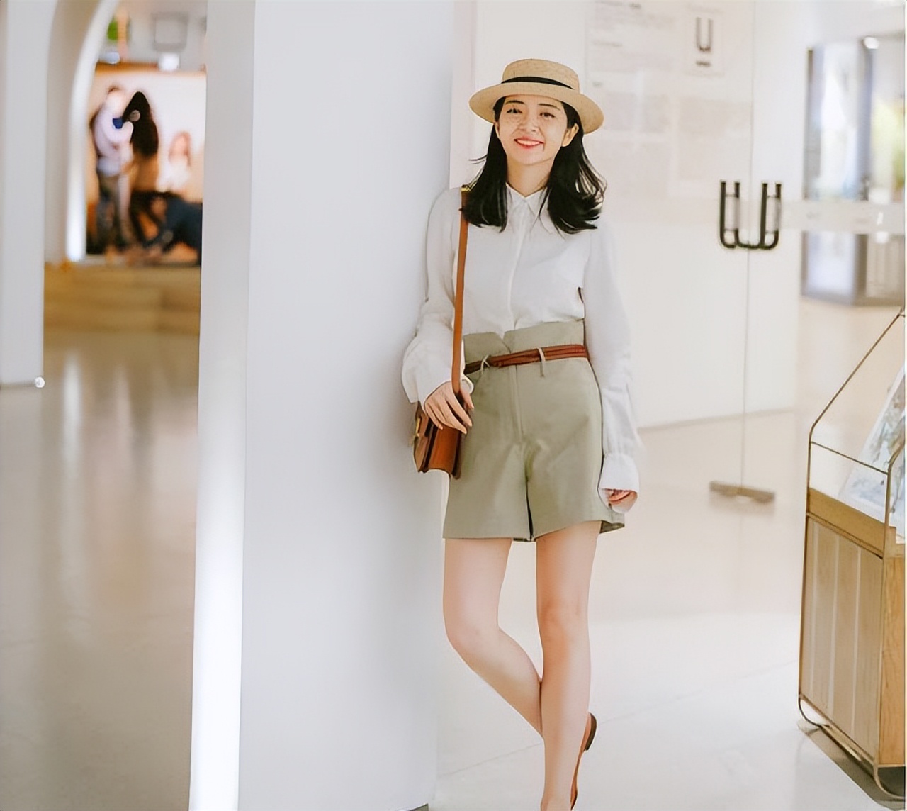 夏日穿搭衬衫短袖简约清爽,夏日里简约轻熟风穿搭示范
