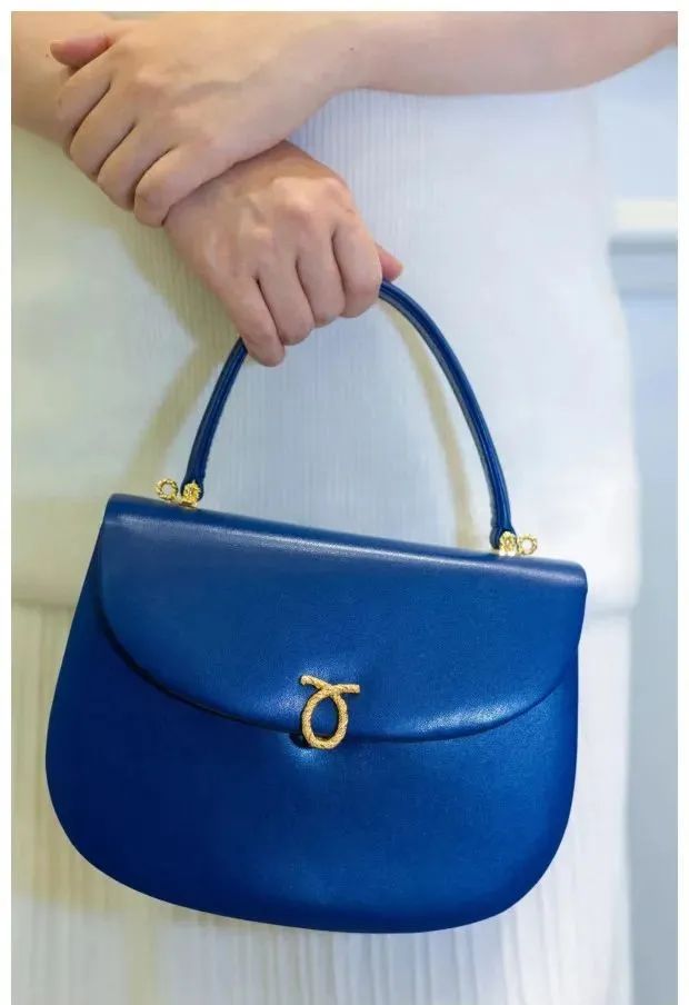 英国女王最喜欢的包包牌子,英国女王拿的包包价格