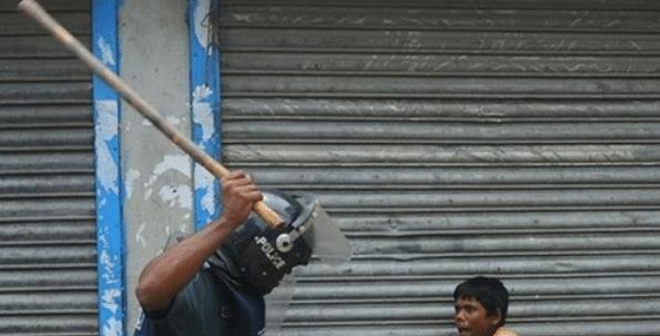 遇到有人行凶杀人把他打死违法吗,有人持刀威胁我打死他算犯法吗