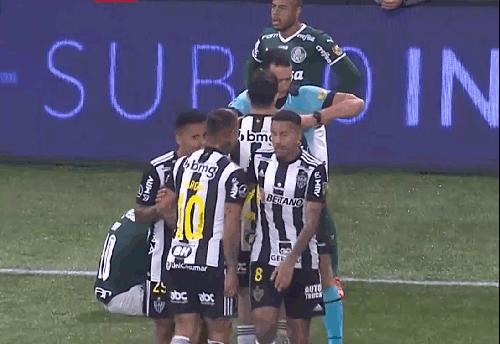 主裁气得要吃人，南美解放者杯1/4决赛太粗鲁，3张红牌根本不够