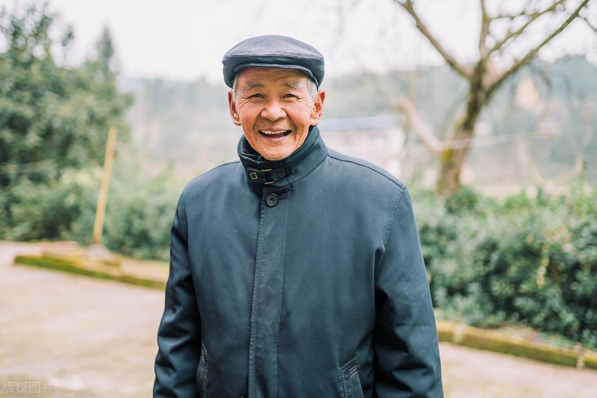 退休工资8000元要儿子养老,退休工资5000带孙子的老人