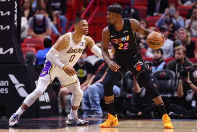 湖人不敌热火赛后湖人更衣室,湖人末节崩盘再负掘金