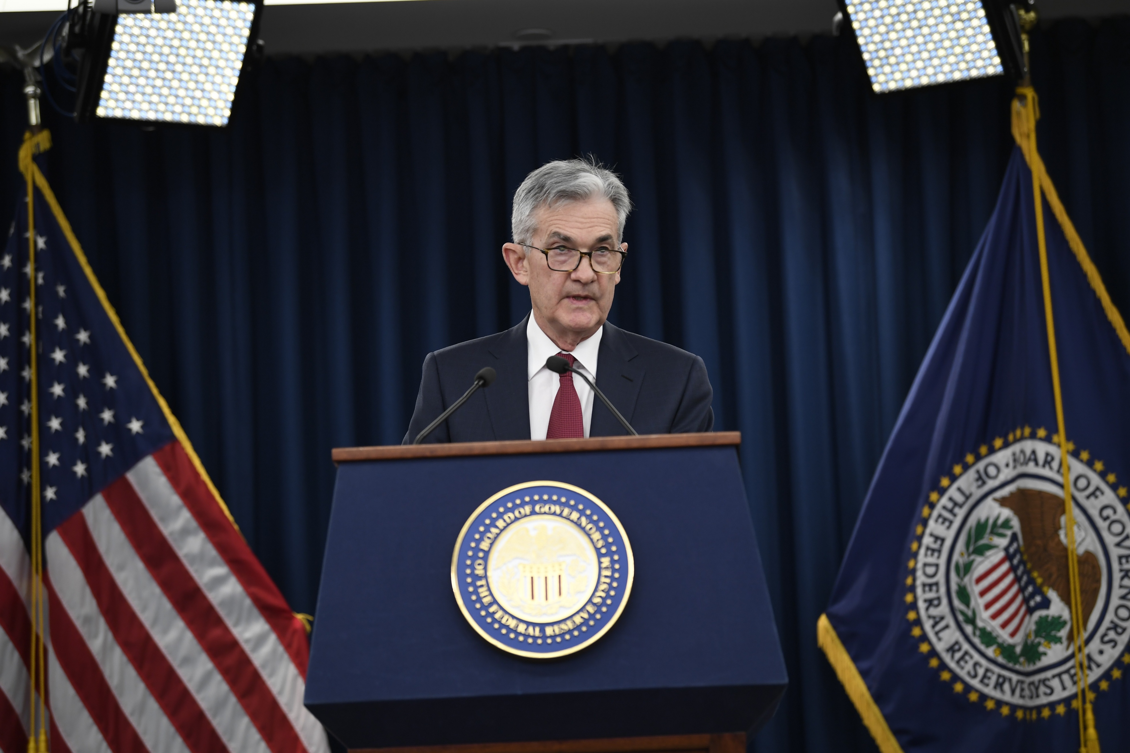 百年变局下美通胀控制艰难，中经济稳定增长，两国金融政策大不同