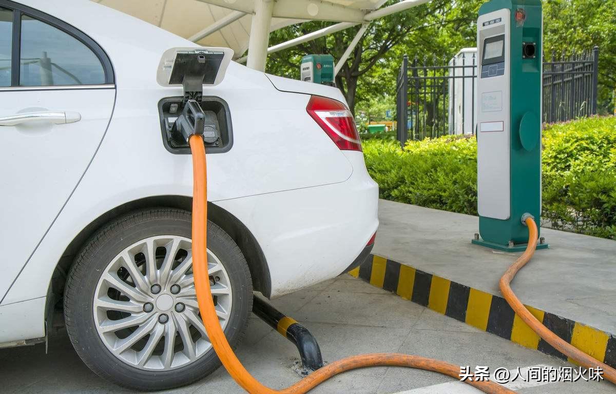 新能源汽车遮羞布事件,高速堵车揭开了电动汽车的遮羞布