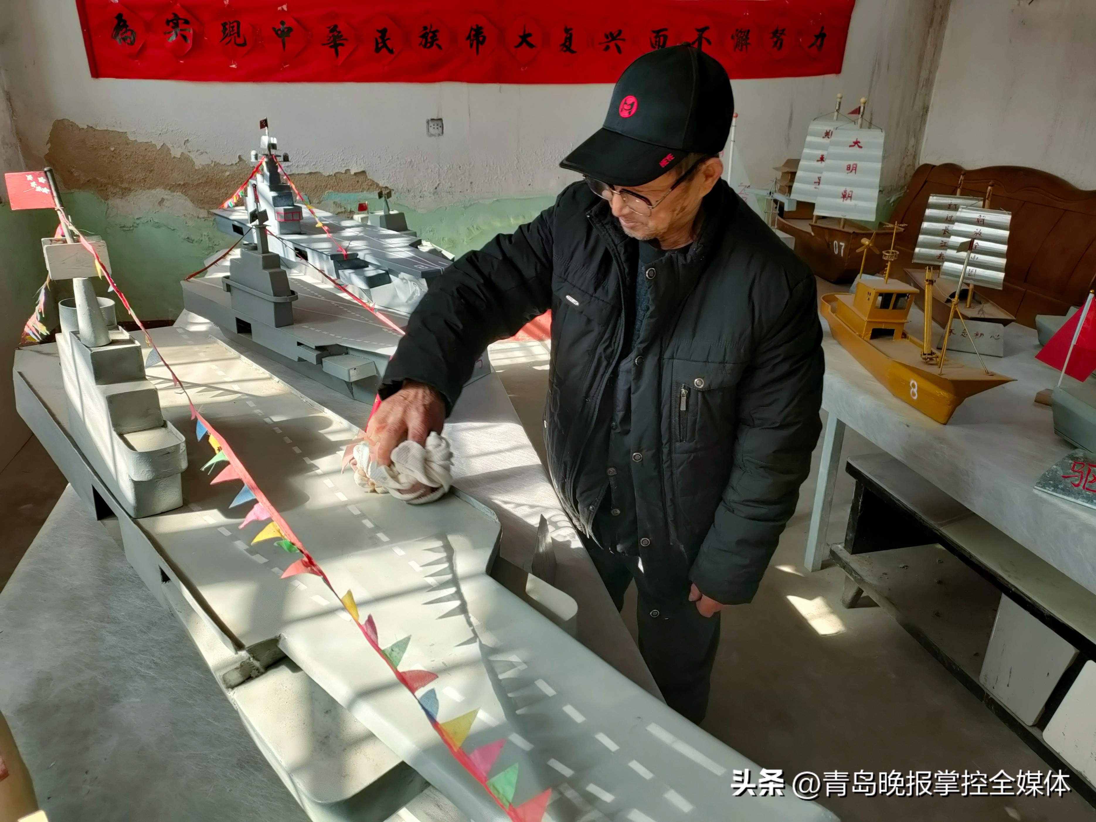 硬核“铁匠爷爷”5年造出百件军模