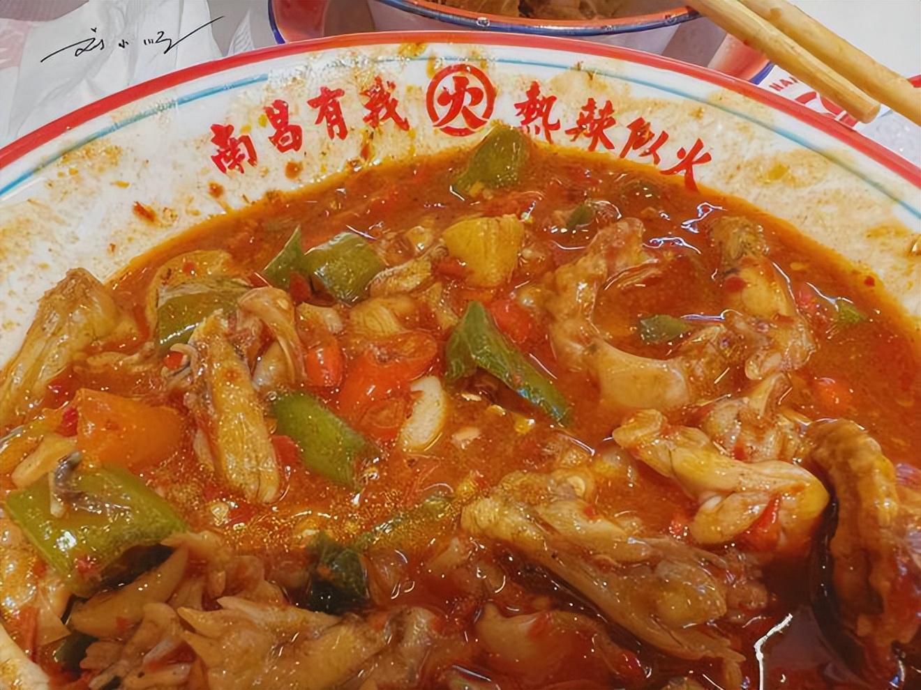 吃南昌美食辣哭的外地网红,网红江西南昌吃辣