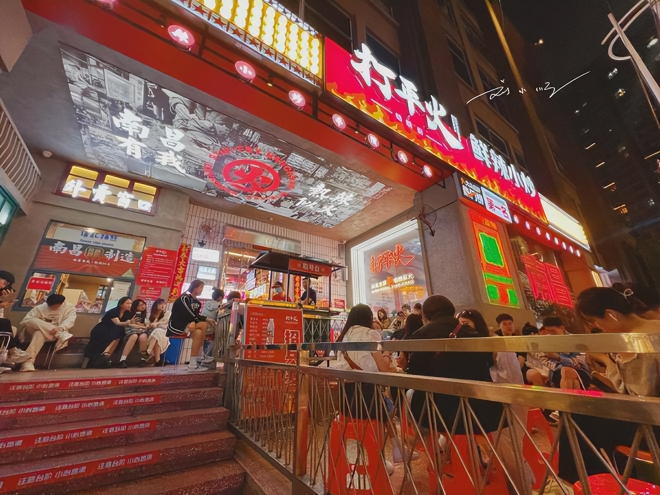 吃南昌美食辣哭的外地网红,网红江西南昌吃辣