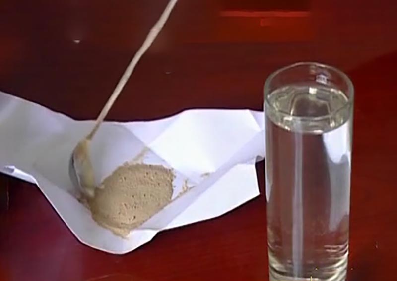 92年香港机场检测仪突然报警,安保拦住台湾律师,搜包后当即报警