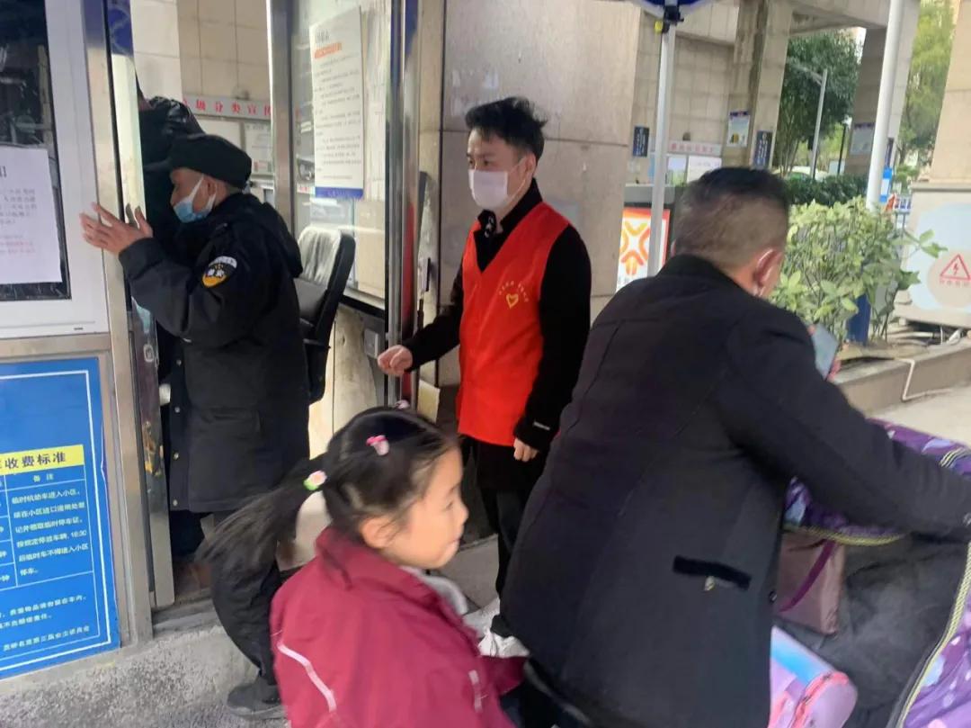 “毛难弄”的阿姨遇到这个小伙子也很客气......年轻人该有的样子！②