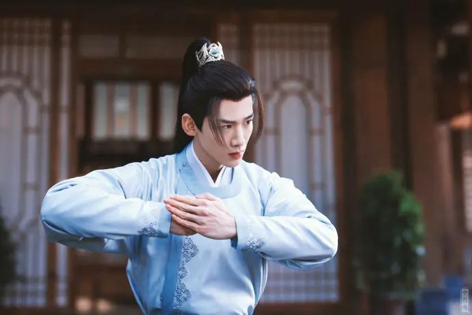 小白发文《卿卿日常》热度破万，细心网友发现一直用自己代言手机