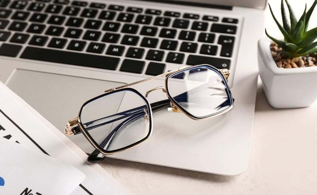 眼镜镜片有划痕了可以打磨吗,眼镜镜片有刮痕什么办法可以修复