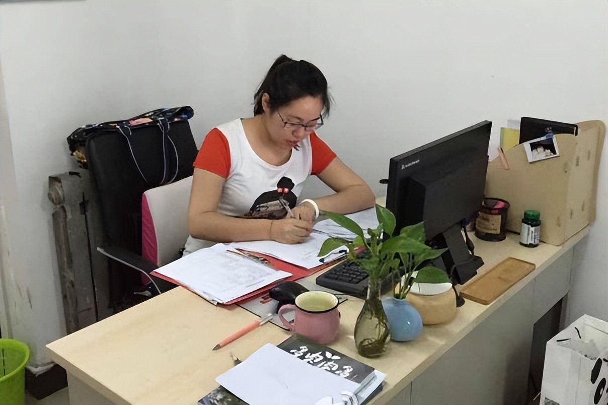 985高校教师晒出工资条，看到公积金金额后，与中小学教师差距大