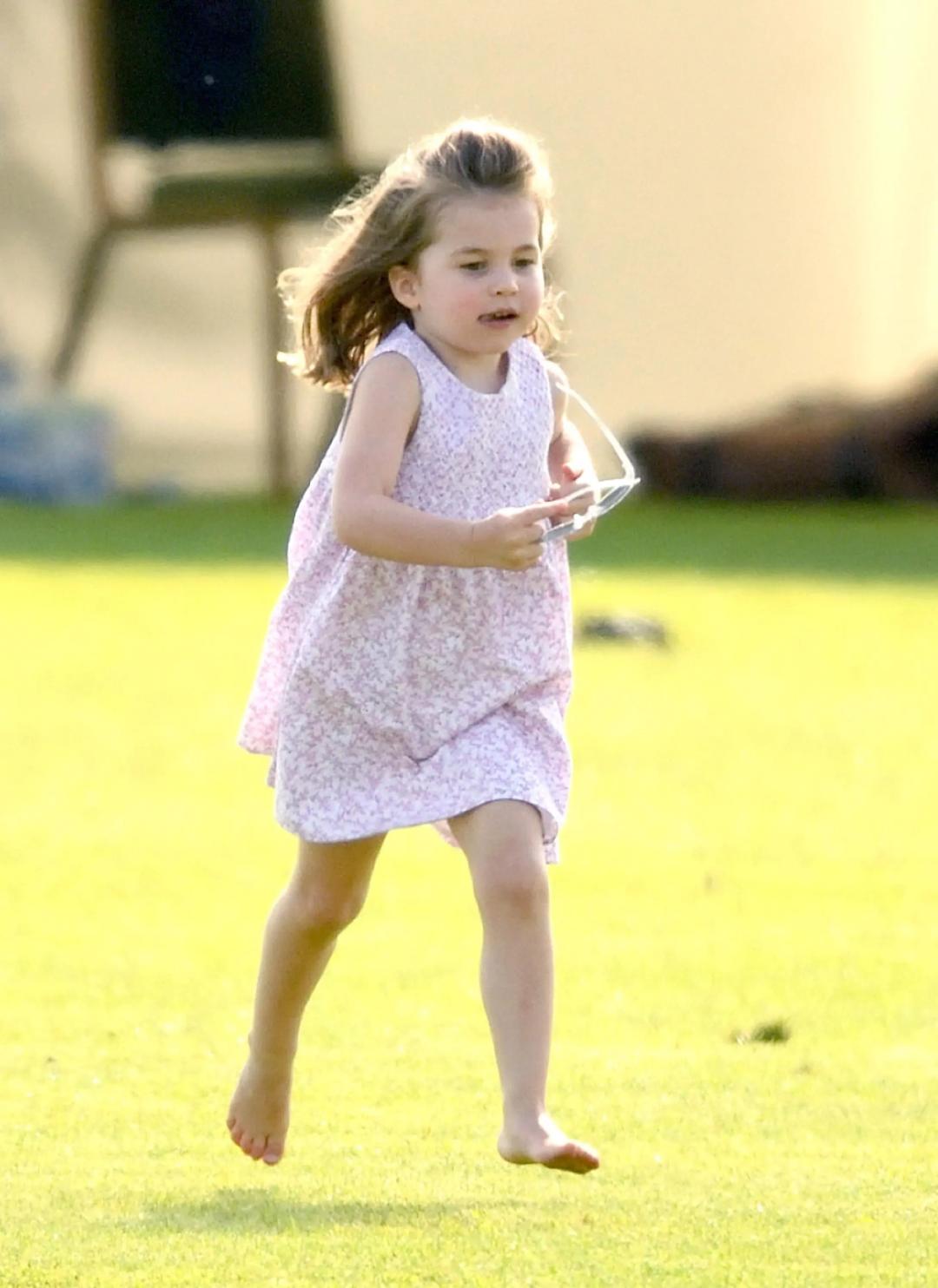 英国小公主夏洛特身价几亿,夏洛特小公主家有多有钱