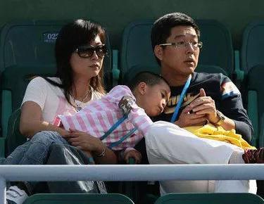 黄健翔前妻是端盘子的吗,足球解说员黄健翔现任妻子