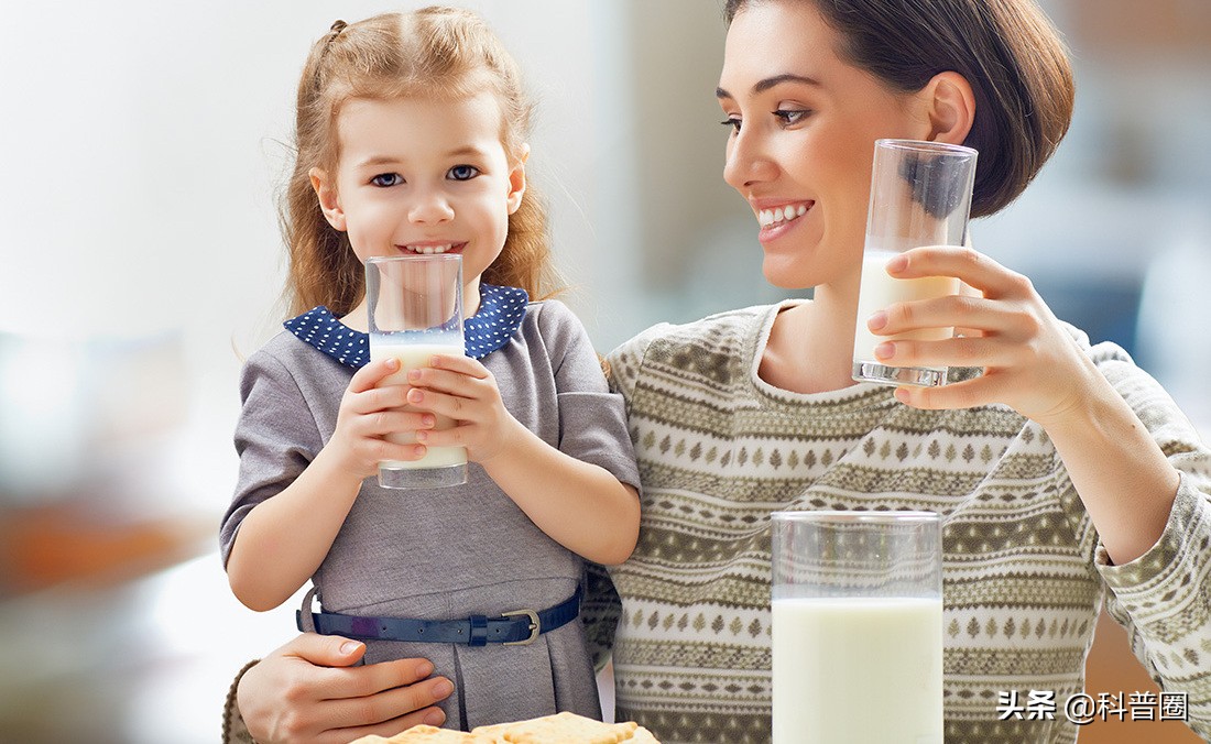 牛奶中含有致癌物质是真的吗,牛奶中全是防腐剂不仅有毒还致癌