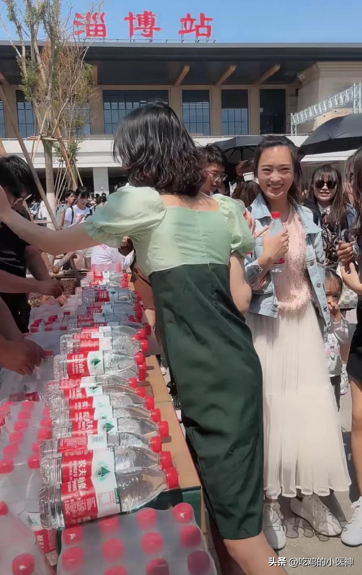 山东小伙免费送水,淄博火车站免费领水是怎么回事