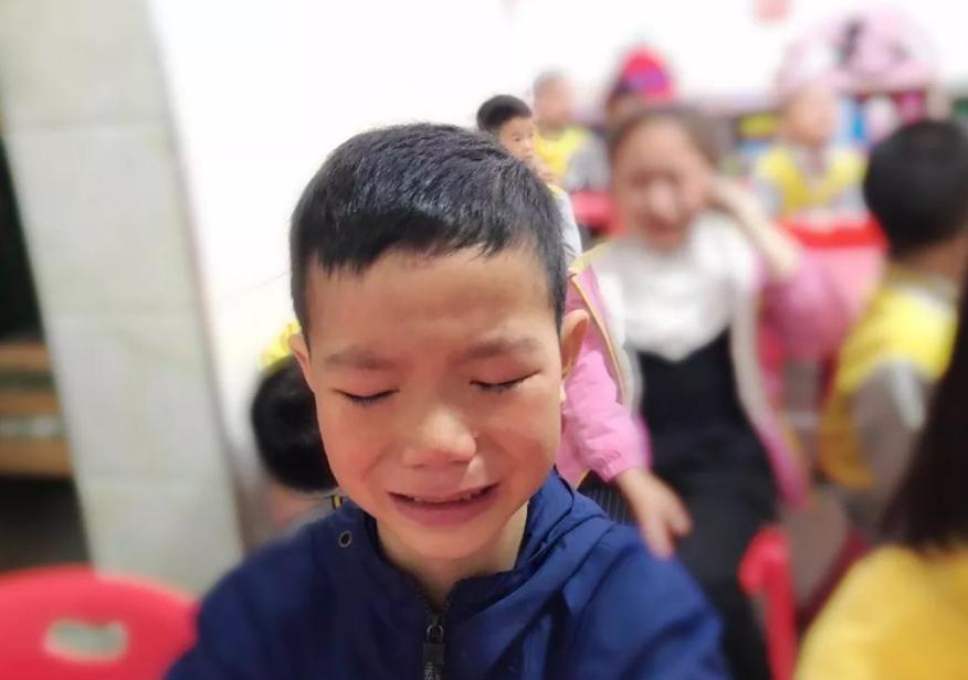 小学生被老师踢裂*体下**，*裤内**上一滩血，妈妈无法理解