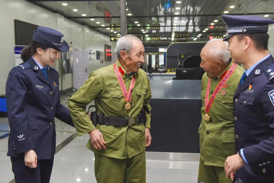 70多年后再次相聚，当年他8岁，他们18岁……