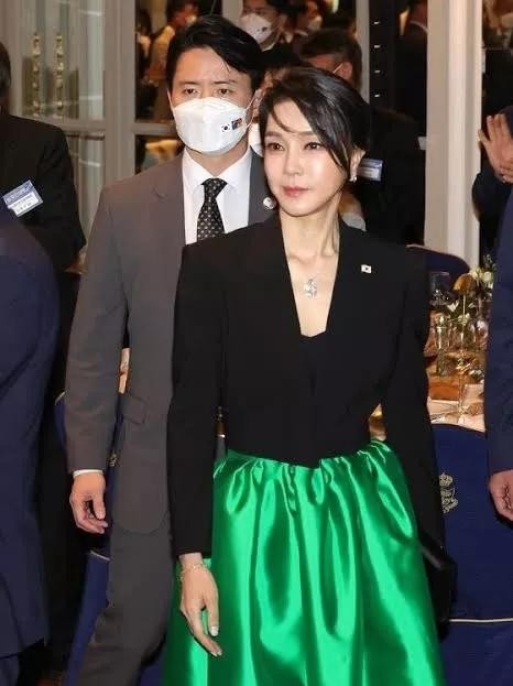 韩国第一夫人衣服穿搭,韩国第一夫人服饰亮色