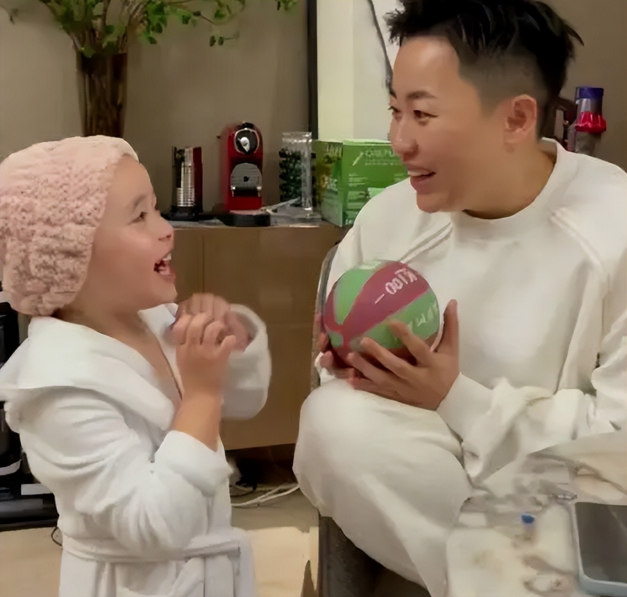 4年前，那个花50万买精子生五国混血的吉林妈妈，如今生活怎样了