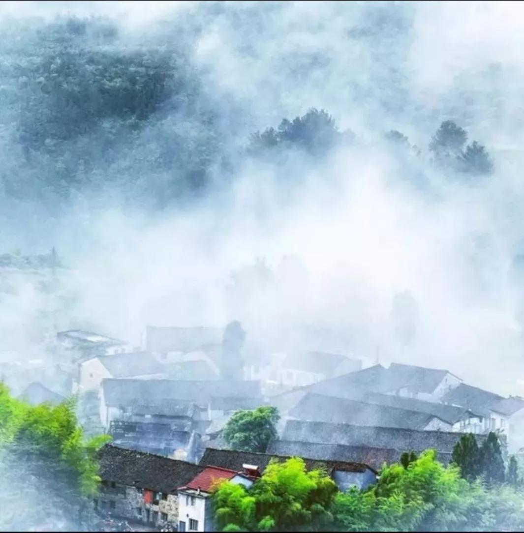 雨敲枕前窗，薰袖香将消