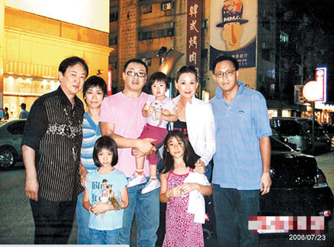 恋人妻、追青霞、混黑道、建豪宅，“武侠片之父”的江湖往事……