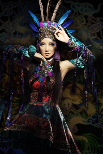 那个曾经把空灵低语唱出国门的仙女，终究还是跌落神坛了