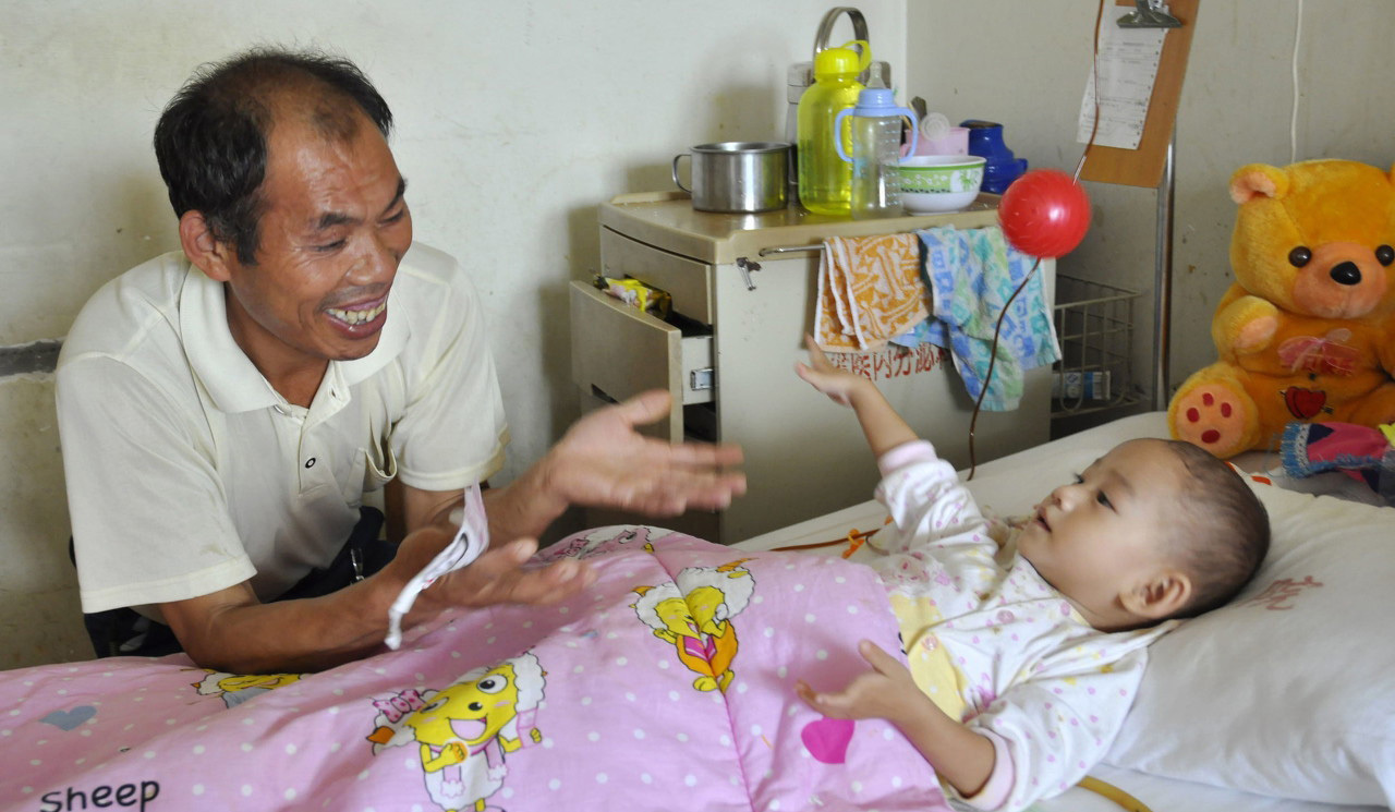 女童肚子超大疑似怀孕,2岁女婴肚中发现“胎儿”