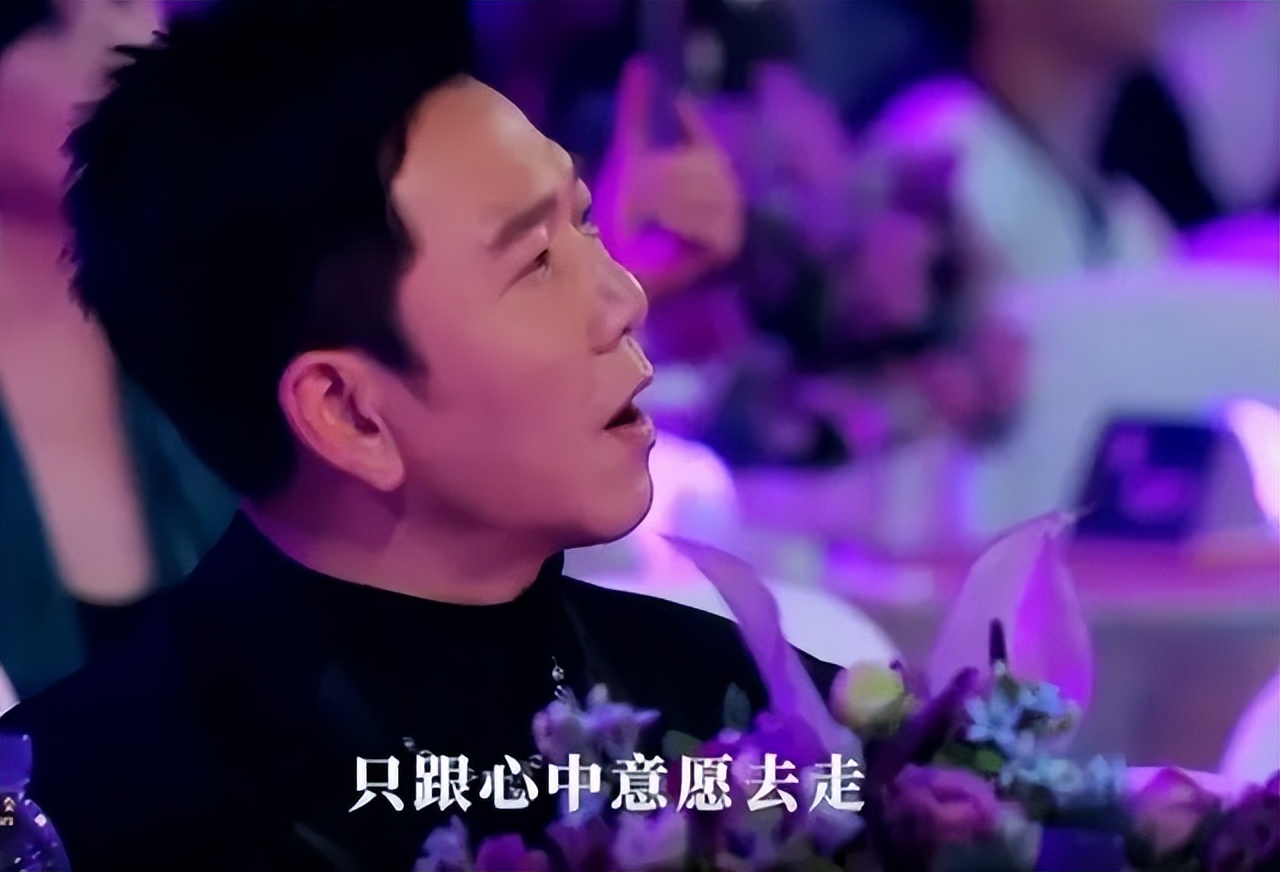 徐小凤怼人场面,周润发致敬徐小凤图文