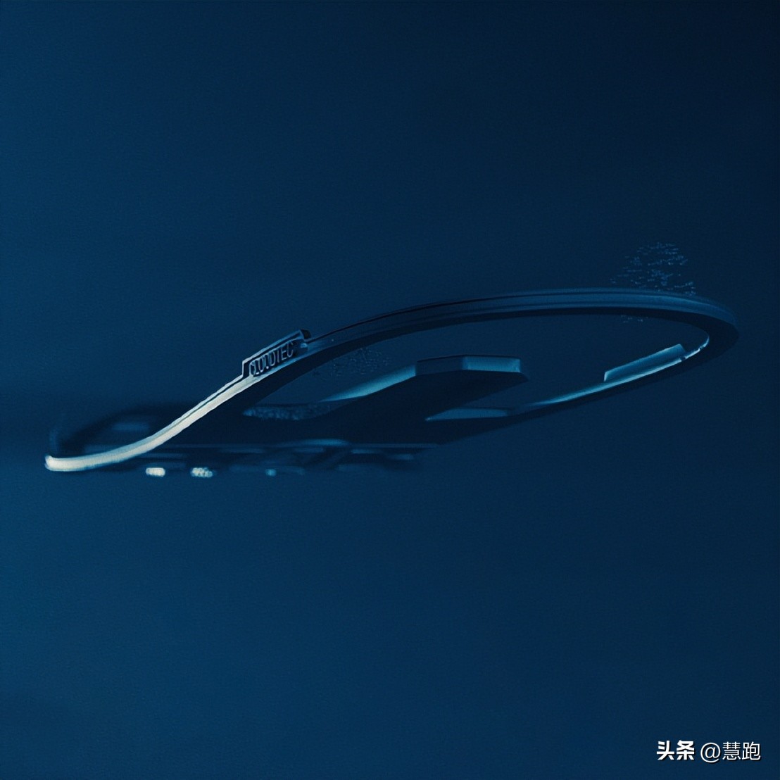 她不仅战胜了世界第一，她的跑鞋也打破了耐克阿迪对于冠军的垄断