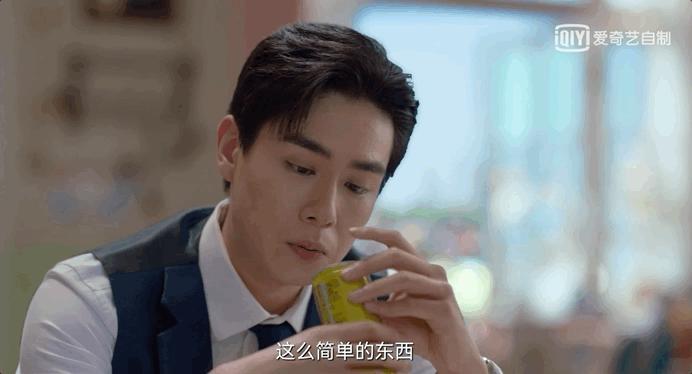 敢问这位男演员是沉浸在民国剧中无法自拔了吗?