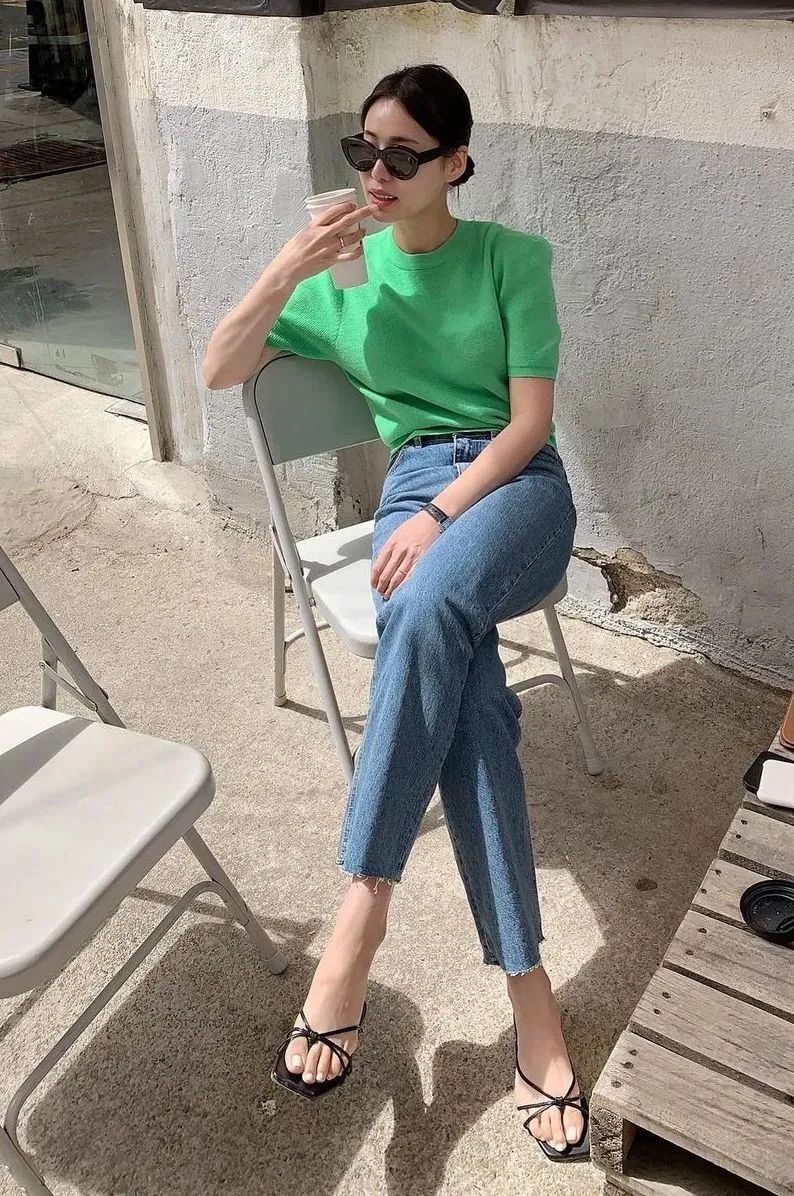 直筒牛仔裤小白鞋穿搭,小白鞋牛仔裤秋冬穿搭图片