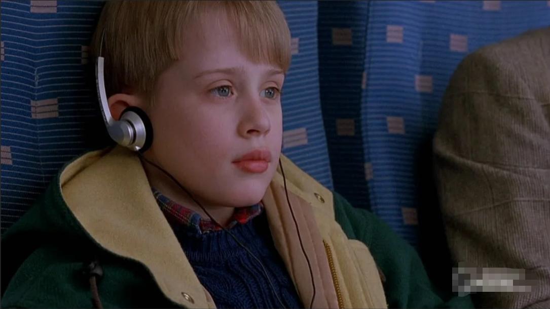 “小麦”智斗两个偷贼，笑点不断，暗示权力转移激发家庭成员潜力