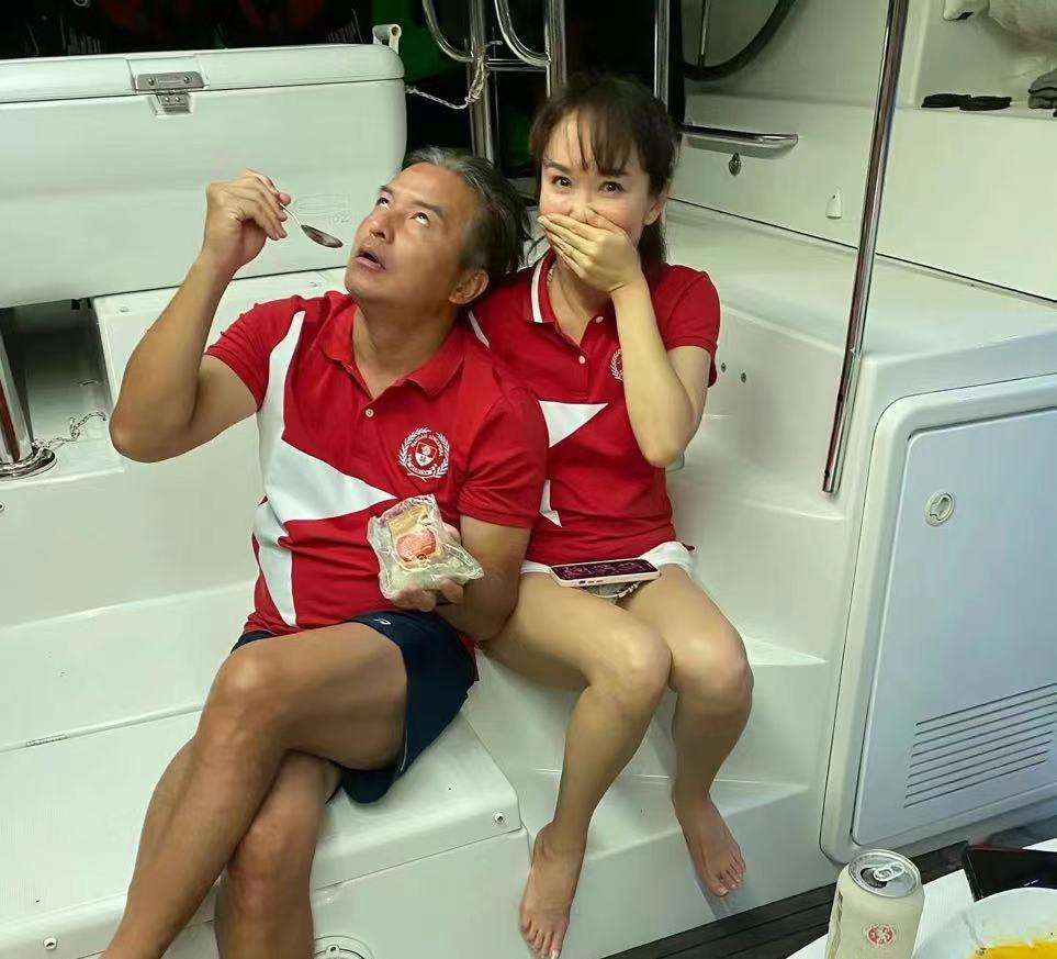 范文芳晒游艇出海度假,范文芳游艇照