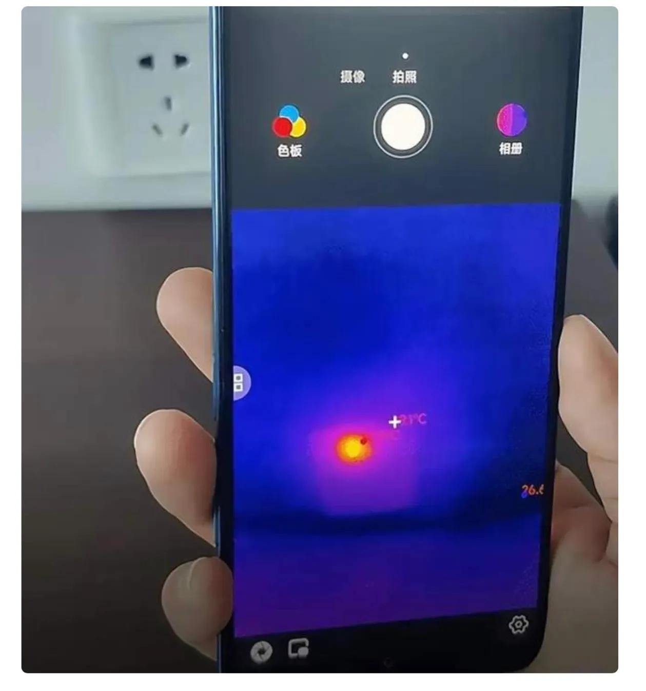 男子穿JK进女浴室偷拍被抓现行,男子潜入女澡堂偷拍被抓