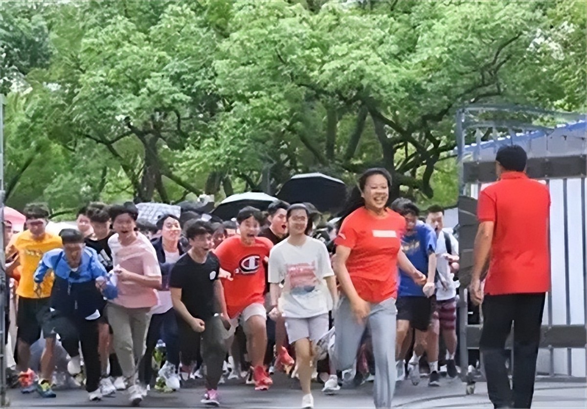 罗子欣一字马出考场,罗子欣一字马