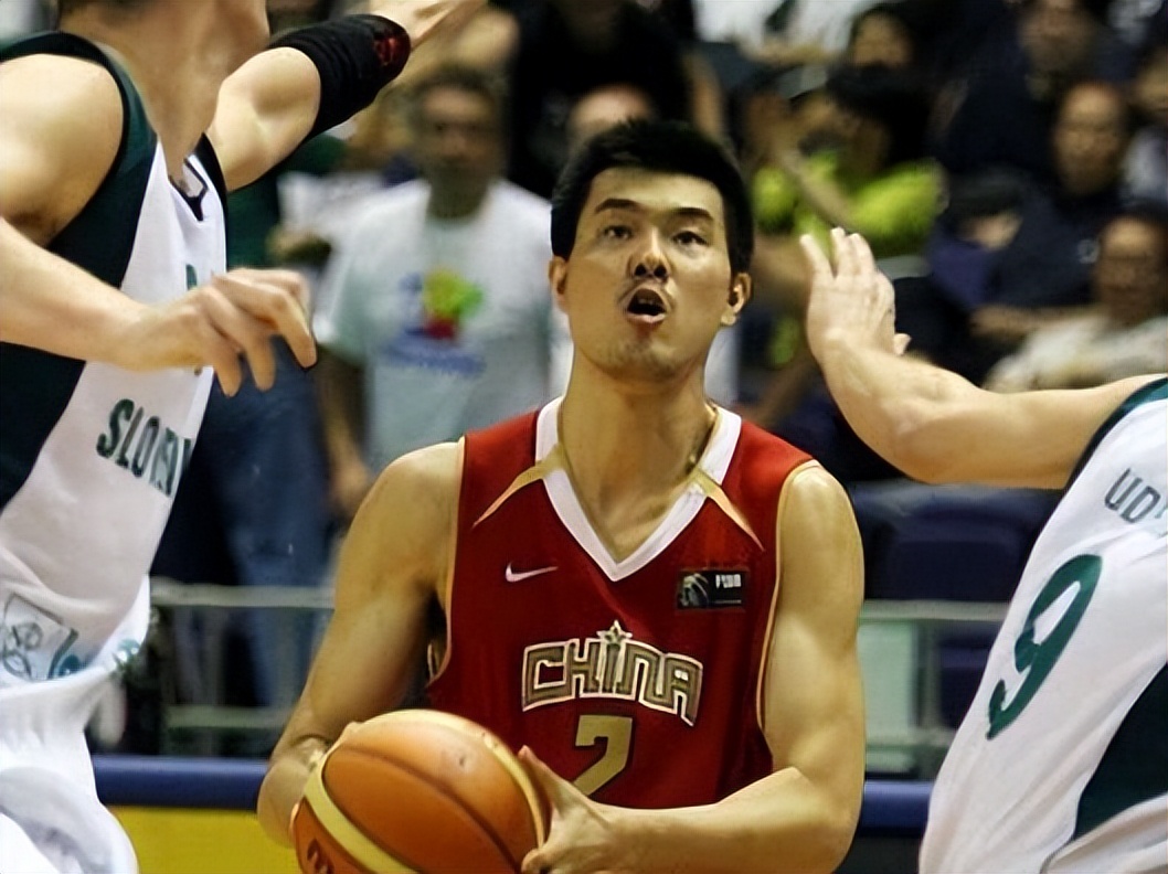战胜巴西西班牙挺进四强,姚明带队的中国男篮