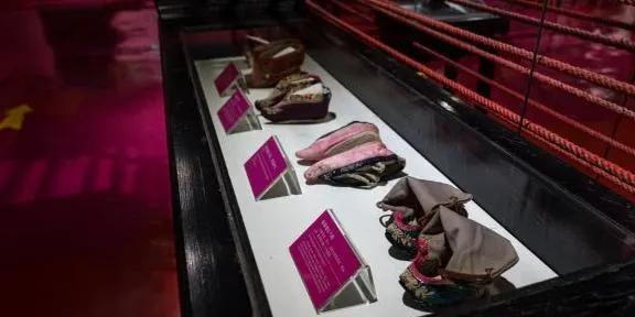 红楼梦的三个缠足的女人,红楼梦中女子裹脚了吗