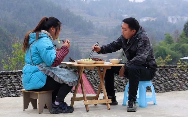 案例：女子为和情人幽会，竟带丈夫到情人家合住：荒诞的3人同居