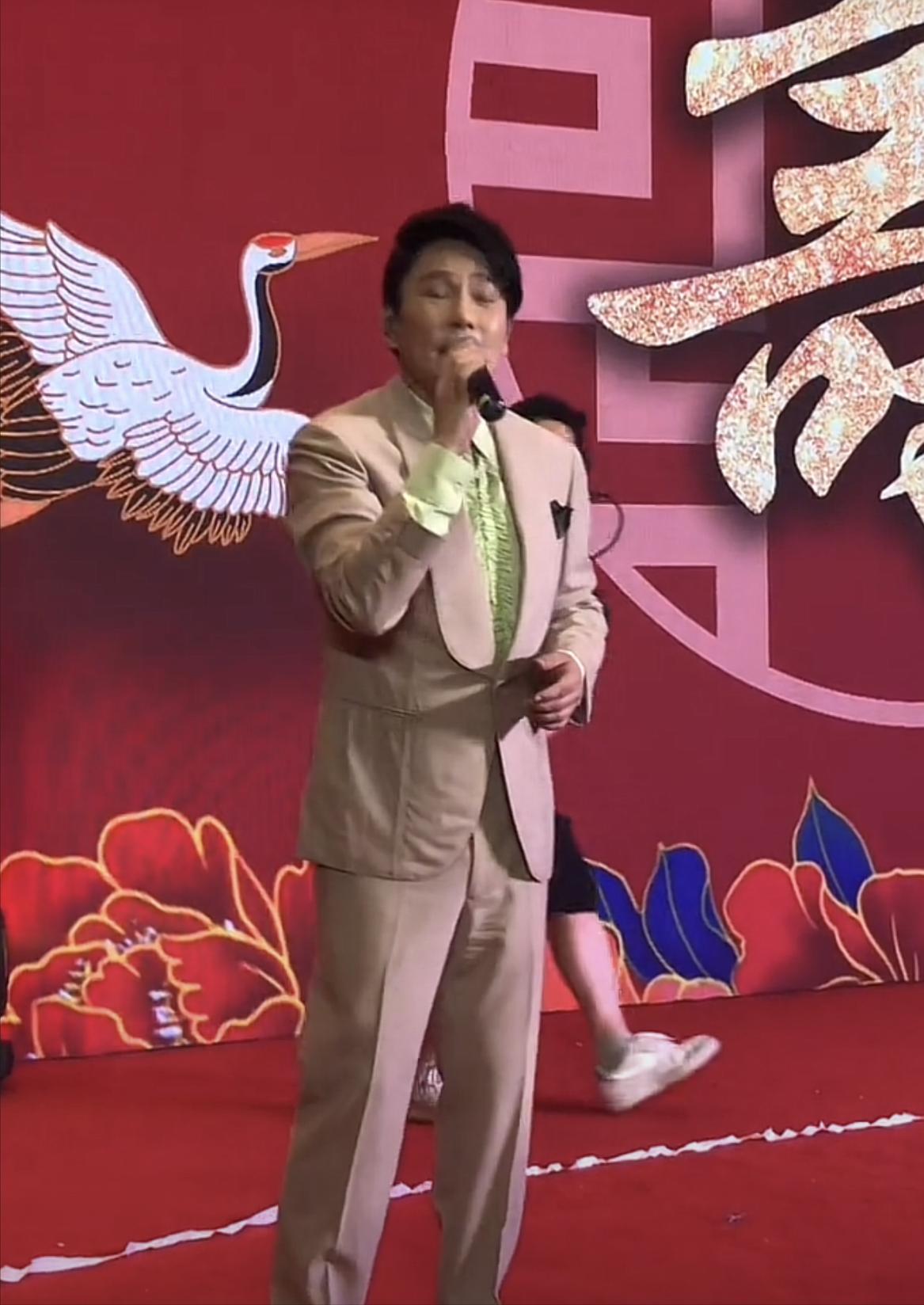 张信哲上王自健节目,张信哲为明星歌唱