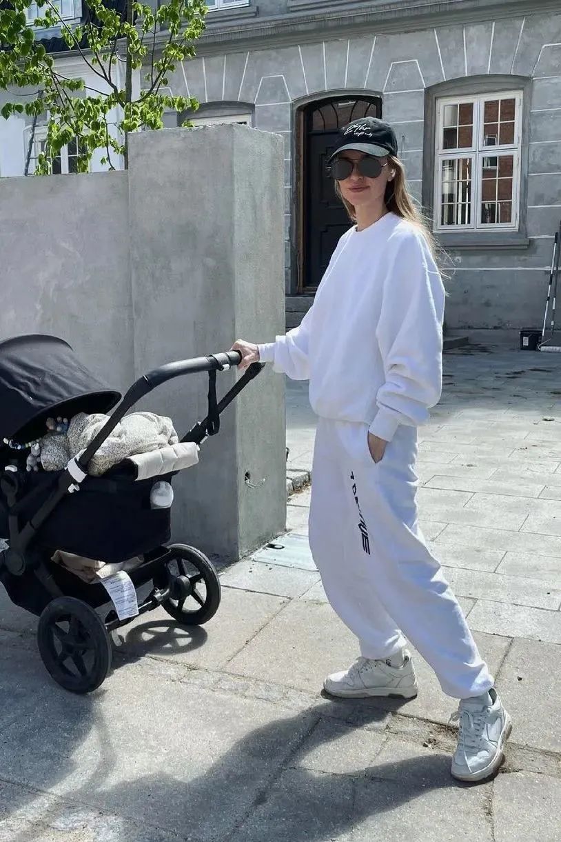 卫衣怎么搭配外套才好看冬天,冬天连帽卫衣怎么搭配洋气女