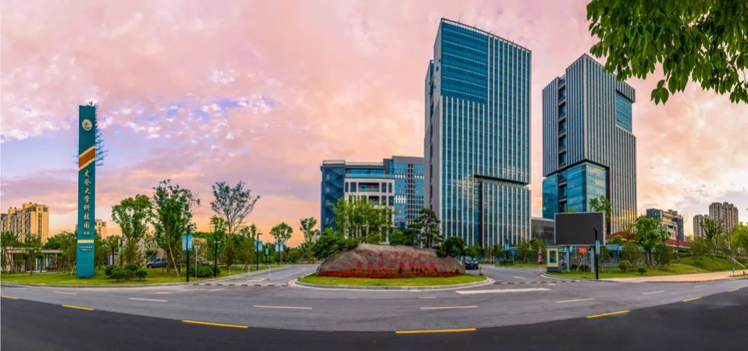 高新区转型发展迈出新步伐,迈上新台阶实现新跨越向纵深发展