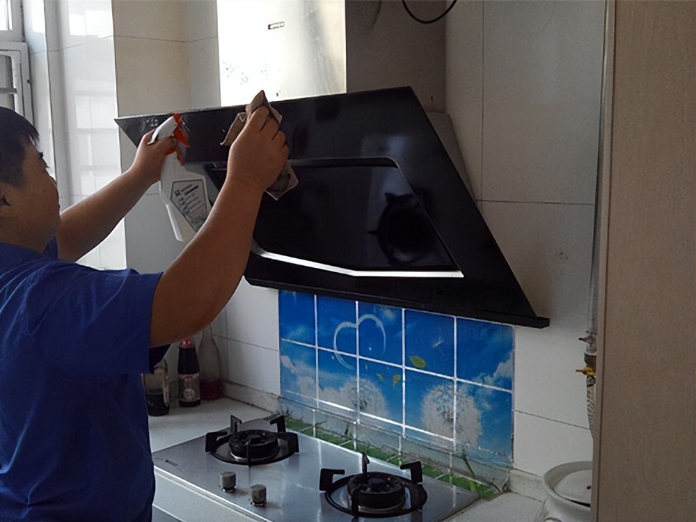 油烟机不管有多脏一个口罩就搞定,油烟机有油渍怎么洗掉